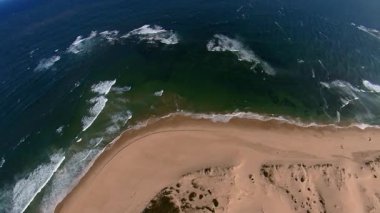 Newcastle Nobbys Plajı NSW Avustralya Sahil Sahili ve Okyanus Mavi Gök ve Yuvarlanan Dalgalar Altında