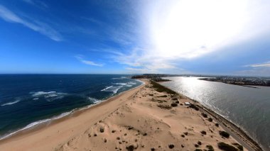 Newcastle Nobbys Plajı NSW Avustralya Sahil Sahili ve Okyanus Mavi Gök ve Yuvarlanan Dalgalar Altında