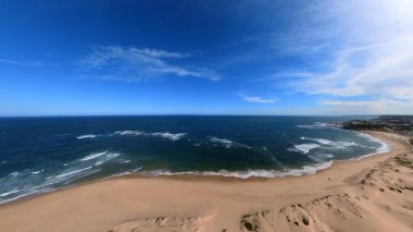 Newcastle Nobbys Plajı NSW Avustralya Sahil Sahili ve Okyanus Mavi Gök ve Yuvarlanan Dalgalar Altında