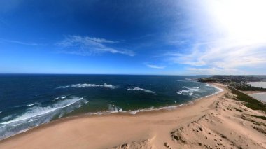 Newcastle Nobbys Plajı NSW Avustralya Sahil Sahili ve Okyanus Mavi Gök ve Yuvarlanan Dalgalar Altında