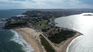 Newcastle Nobbys Plajı NSW Avustralya Sahil Sahili ve Okyanus Mavi Gök ve Yuvarlanan Dalgalar Altında