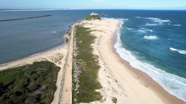 Newcastle Nobbys Plajı NSW Avustralya Sahil Sahili ve Okyanus Mavi Gök ve Yuvarlanan Dalgalar Altında