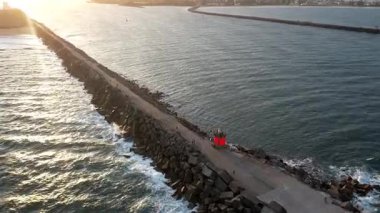 Newcastle, New South Wales, Avustralya. Dalgalar açık bir gökyüzünün altında derin mavi denize doğru uzanıyor. Huzurlu sahne okyanus dalgaları ve gökyüzünün renklerini gösteriyor..