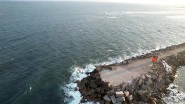 Newcastle, New South Wales, Avustralya. Dalgalar açık bir gökyüzünün altında derin mavi denize doğru uzanıyor. Huzurlu sahne okyanus dalgaları ve gökyüzünün renklerini gösteriyor..
