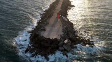Newcastle, New South Wales, Avustralya. Dalgalar açık bir gökyüzünün altında derin mavi denize doğru uzanıyor. Huzurlu sahne okyanus dalgaları ve gökyüzünün renklerini gösteriyor..