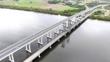 Pasifik Otoyolu Harwood Köprüsü 'nün çarpıcı bir hava manzarası Avustralya' nın Yeni Güney Galler bölgesindeki Kuzey Nehri bölgesinde bulutlu bir gökyüzünün altında Clarence Nehri 'ni geçer. 