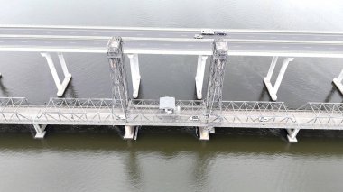 Pasifik Otoyolu Harwood Köprüsü 'nün çarpıcı bir hava manzarası Avustralya' nın Yeni Güney Galler bölgesindeki Kuzey Nehri bölgesinde bulutlu bir gökyüzünün altında Clarence Nehri 'ni geçer. 