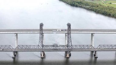 Pasifik Otoyolu Harwood Köprüsü 'nün çarpıcı bir hava manzarası Avustralya' nın Yeni Güney Galler bölgesindeki Kuzey Nehri bölgesinde bulutlu bir gökyüzünün altında Clarence Nehri 'ni geçer. 