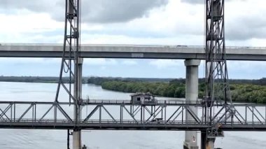 Pasifik Otoyolu Harwood Köprüsü 'nün çarpıcı bir hava manzarası Avustralya' nın Yeni Güney Galler bölgesindeki Kuzey Nehri bölgesinde bulutlu bir gökyüzünün altında Clarence Nehri 'ni geçer. 