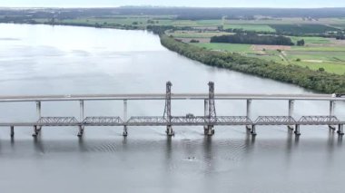 Pasifik Otoyolu Harwood Köprüsü 'nün çarpıcı bir hava manzarası Avustralya' nın Yeni Güney Galler bölgesindeki Kuzey Nehri bölgesinde bulutlu bir gökyüzünün altında Clarence Nehri 'ni geçer. 