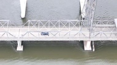 Pasifik Otoyolu Harwood Köprüsü 'nün çarpıcı bir hava manzarası Avustralya' nın Yeni Güney Galler bölgesindeki Kuzey Nehri bölgesinde bulutlu bir gökyüzünün altında Clarence Nehri 'ni geçer. 