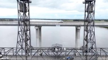 Pasifik Otoyolu Harwood Köprüsü 'nün çarpıcı bir hava manzarası Avustralya' nın Yeni Güney Galler bölgesindeki Kuzey Nehri bölgesinde bulutlu bir gökyüzünün altında Clarence Nehri 'ni geçer. 