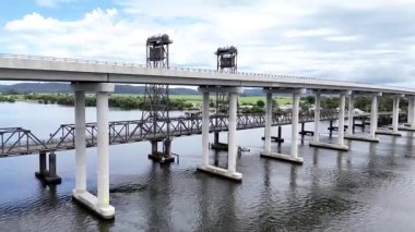 Pasifik Otoyolu Harwood Köprüsü 'nün çarpıcı bir hava manzarası Avustralya' nın Yeni Güney Galler bölgesindeki Kuzey Nehri bölgesinde bulutlu bir gökyüzünün altında Clarence Nehri 'ni geçer. 