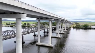 Pasifik Otoyolu Harwood Köprüsü 'nün çarpıcı bir hava manzarası Avustralya' nın Yeni Güney Galler bölgesindeki Kuzey Nehri bölgesinde bulutlu bir gökyüzünün altında Clarence Nehri 'ni geçer. 