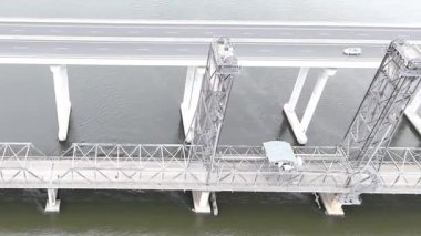 Pasifik Otoyolu Harwood Köprüsü 'nün çarpıcı bir hava manzarası Avustralya' nın Yeni Güney Galler bölgesindeki Kuzey Nehri bölgesinde bulutlu bir gökyüzünün altında Clarence Nehri 'ni geçer. 