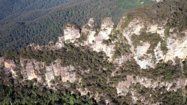 Yankı Noktasına Bakan Dağ Sırtı Temiz Gök Altında Üç Kız Kardeş Ormanı Vadisi, Doğal güzellikleri gösteren sakin bir manzara Mavi Dağlar Ulusal Parkı, Yeni Güney Galler Avustralya