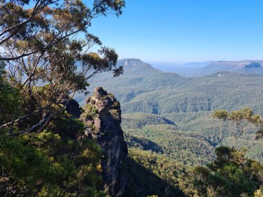 Yankı Noktasına Bakan Dağ Sırtı Temiz Gök Altında Üç Kız Kardeş Ormanı Vadisi, Doğal güzellikleri gösteren sakin bir manzara Mavi Dağlar Ulusal Parkı, Yeni Güney Galler Avustralya