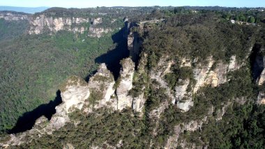Yankı Noktasına Bakan Dağ Sırtı Temiz Gök Altında Üç Kız Kardeş Ormanı Vadisi, Doğal güzellikleri gösteren sakin bir manzara Mavi Dağlar Ulusal Parkı, Yeni Güney Galler Avustralya
