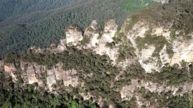 Yankı Noktasına Bakan Dağ Sırtı Temiz Gök Altında Üç Kız Kardeş Ormanı Vadisi, Doğal güzellikleri gösteren sakin bir manzara Mavi Dağlar Ulusal Parkı, Yeni Güney Galler Avustralya