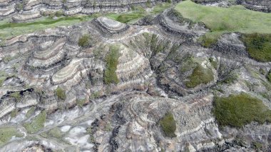 Baterist Alberta Kanada Engebeli Çorak Topraklar Hava Manzarası Eroded Hills ve Vegetation, farklı katmanlı tepeler aşınmış ve bulutlu gökyüzünün altında dağınık bitki örtüleri