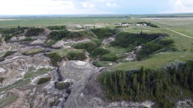 Horseshoe Canyon Alberta Canada Drumheller Engebeli Çorak Topraklar Arazisi Eroded Hills ve Vegetation, belirgin katmanlı katmanlar ve bulutlu gökyüzünün altında dağınık bitki örtüleri