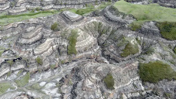 Baterist Alberta Kanada Engebeli Çorak Topraklar Hava Manzarası Eroded Hills ve Vegetation, farklı katmanlı tepeler aşınmış ve bulutlu gökyüzünün altında dağınık bitki örtüleri
