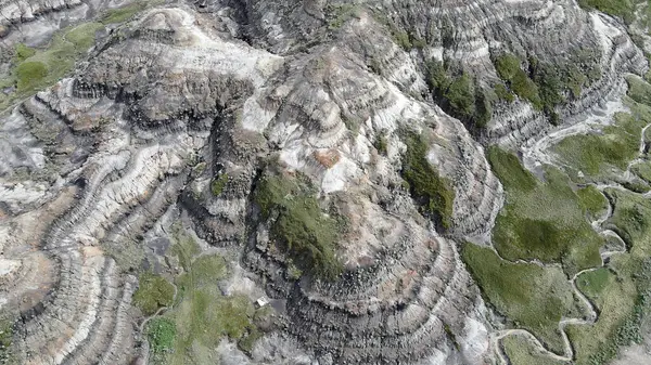 Baterist Alberta Kanada Engebeli Çorak Topraklar Hava Manzarası Eroded Hills ve Vegetation, farklı katmanlı tepeler aşınmış ve bulutlu gökyüzünün altında dağınık bitki örtüleri