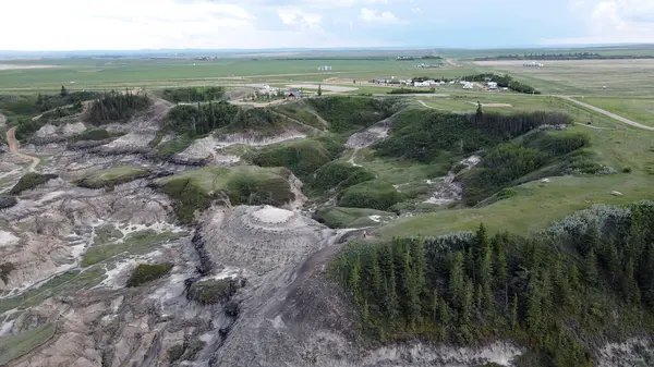 Horseshoe Canyon Alberta Canada Drumheller Engebeli Çorak Topraklar Arazisi Eroded Hills ve Vegetation, belirgin katmanlı katmanlar ve bulutlu gökyüzünün altında dağınık bitki örtüleri