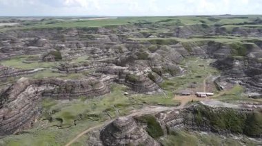 Baterist Alberta Kanada Engebeli Çorak Topraklar Hava Manzarası Eroded Hills ve Vegetation, farklı katmanlı tepeler aşınmış ve bulutlu gökyüzünün altında dağınık bitki örtüleri