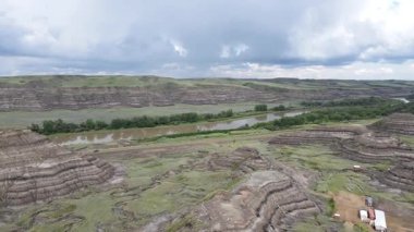 Baterist Alberta Kanada Engebeli Çorak Topraklar Hava Manzarası Eroded Hills ve Vegetation, farklı katmanlı tepeler aşınmış ve bulutlu gökyüzünün altında dağınık bitki örtüleri