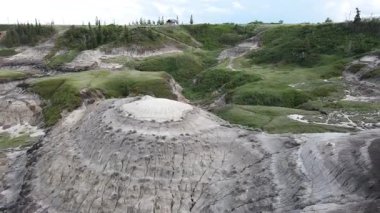 Baterist Alberta Kanada Engebeli Çorak Topraklar Hava Manzarası Eroded Hills ve Vegetation, farklı katmanlı tepeler aşınmış ve bulutlu gökyüzünün altında dağınık bitki örtüleri
