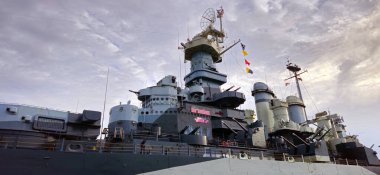 Tarihi bir USS North Carolina BB-55 savaş gemisi Wilmington Limanı 'na kenetlenmiş durumda. Birden fazla silah kulesi, radar kulesi ve yüksek bir üst yapı bulunuyor. Askeri ve tarih temalarına uygun güç, savunma ve deniz kuvvetleri mevcut.