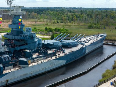 Tarihi bir USS North Carolina BB-55 savaş gemisi Wilmington Limanı 'na kenetlenmiş durumda. Birden fazla silah kulesi, radar kulesi ve yüksek bir üst yapı bulunuyor. Askeri ve tarih temalarına uygun güç, savunma ve deniz kuvvetleri mevcut.