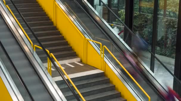 Timelapse Personas Borrosas Usando Una Escalera Mecánica Amarilla Imágenes Alta — Vídeo de stock