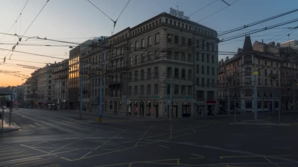 日内瓦Cornavin广场的日出时间 车辆和公共交通模糊不清 高质量的4K镜头 — 图库视频影像