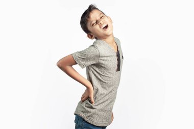 Sırt ağrısı, omurilik zedelenmesi, Hintli genç çocuk, fiziksel yaralanma, vücut ağrısı, beyaz arka plan