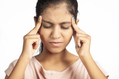 Kadın soğuk algınlığı ve yakın çekim yüzünden baş ağrısı çekiyor.