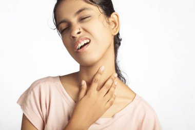 Kadınlar el ele tutuşup boyun ağrısı çekerler.