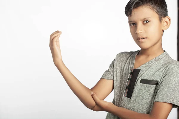 Criança Indiana Mostrando Dor Cotovelo Isolado Fundo Branco — Fotografia de Stock