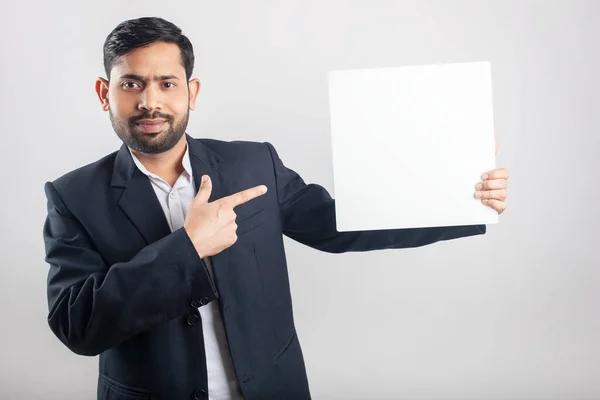 Młody Dorosły Indyjski Człowiek Pokazując Biały Pusty Deska Wskazując Znaleziska — Zdjęcie stockowe