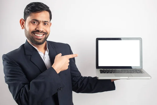 Sorrindo Índio Terno Homem Segurando Laptop Apontando Dedo Para Tela — Fotografia de Stock