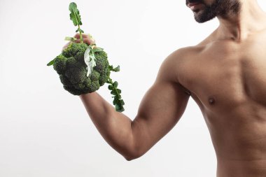 Sağlıklı beslenme, vejetaryen protein ve güçlü beslenme şeklini gösteren brokoli ile zayıf formda sporcu egzersizi.