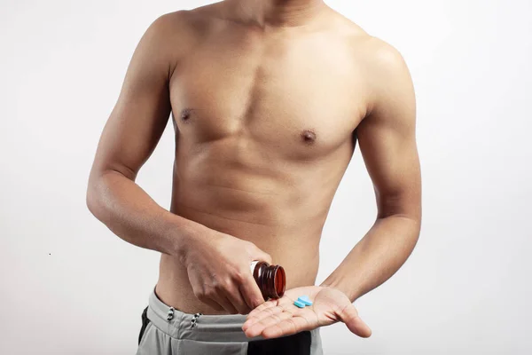 Szczupła Koszulka Fitness Człowiek Biorąc Multiwitaminy Suplementy Pigułki Wzrost Mięśni — Zdjęcie stockowe