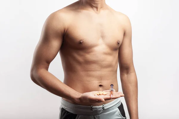 Homem Atleta Magro Torso Segurando Seringa Esteróide Anabolizante Pílulas Dieta — Fotografia de Stock