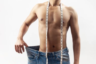 Dar kot pantolon giyen ve boynuna şerit takan Hintli bir adam sağlıklı yaşam tarzını gösteriyor.