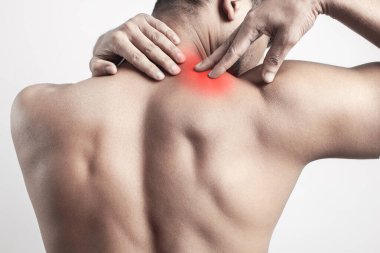 Trapezius kas ağrısı, boyun yaralanması, levator kürek kemiği krampı. Boyun yaralanmasına dokunan kaslı bir adam. Parlayan kırmızıyla vurgulanmış..