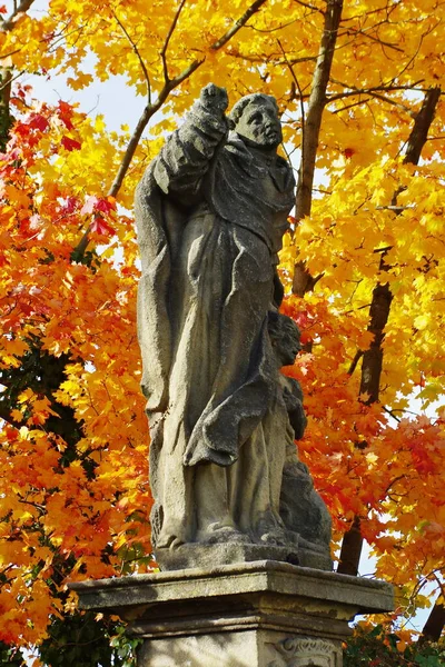 Stone Sculpture Autumn — Stock Photo, Image