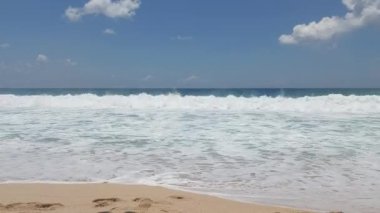 Tropikal plaj atmosferi gün boyunca çok güneşli.