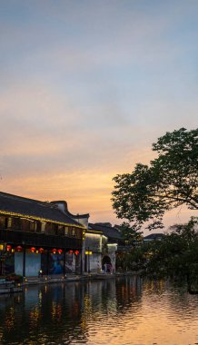 Şehirde güzel bir gün batımı