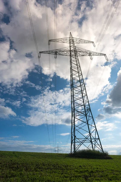 Eletricidade Pilão Para Transmissão Transferência Corrente Alta Tensão Através Paisagens — Fotografia de Stock